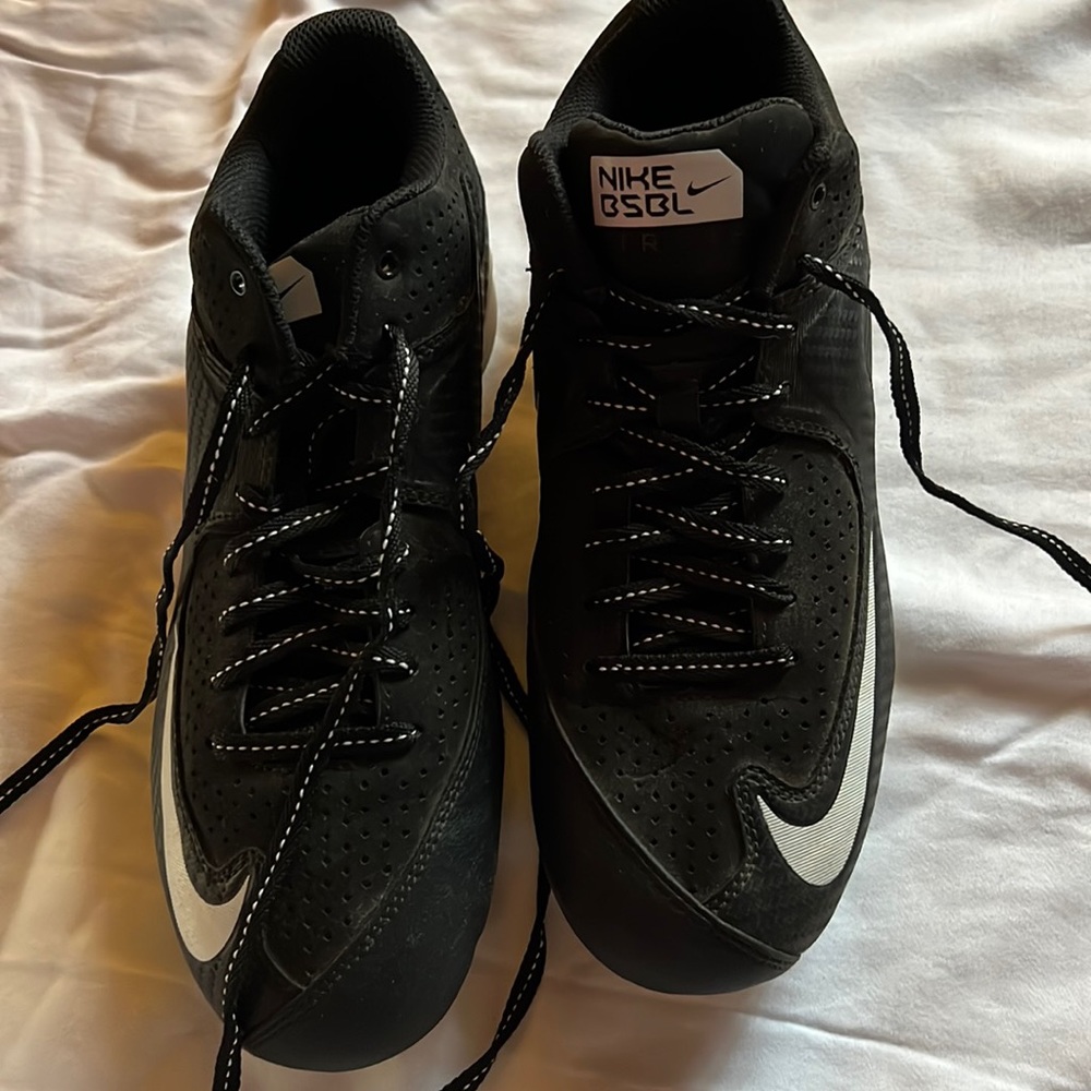 Nike metal baseball cleats, size 7.5, black and white